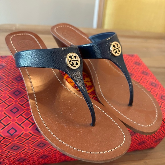 Tory Burch Cameron Wedge Thong Sandals Navy/Gold 8.5 - Picture 4 of 9